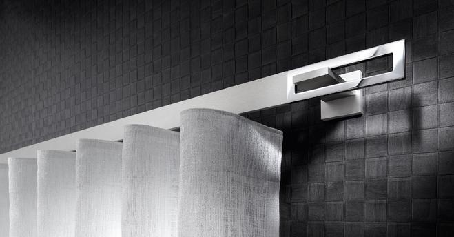 Moderne Metall-Gardinenstange mit weißen Vorhängen vor dunkler Kachelwand